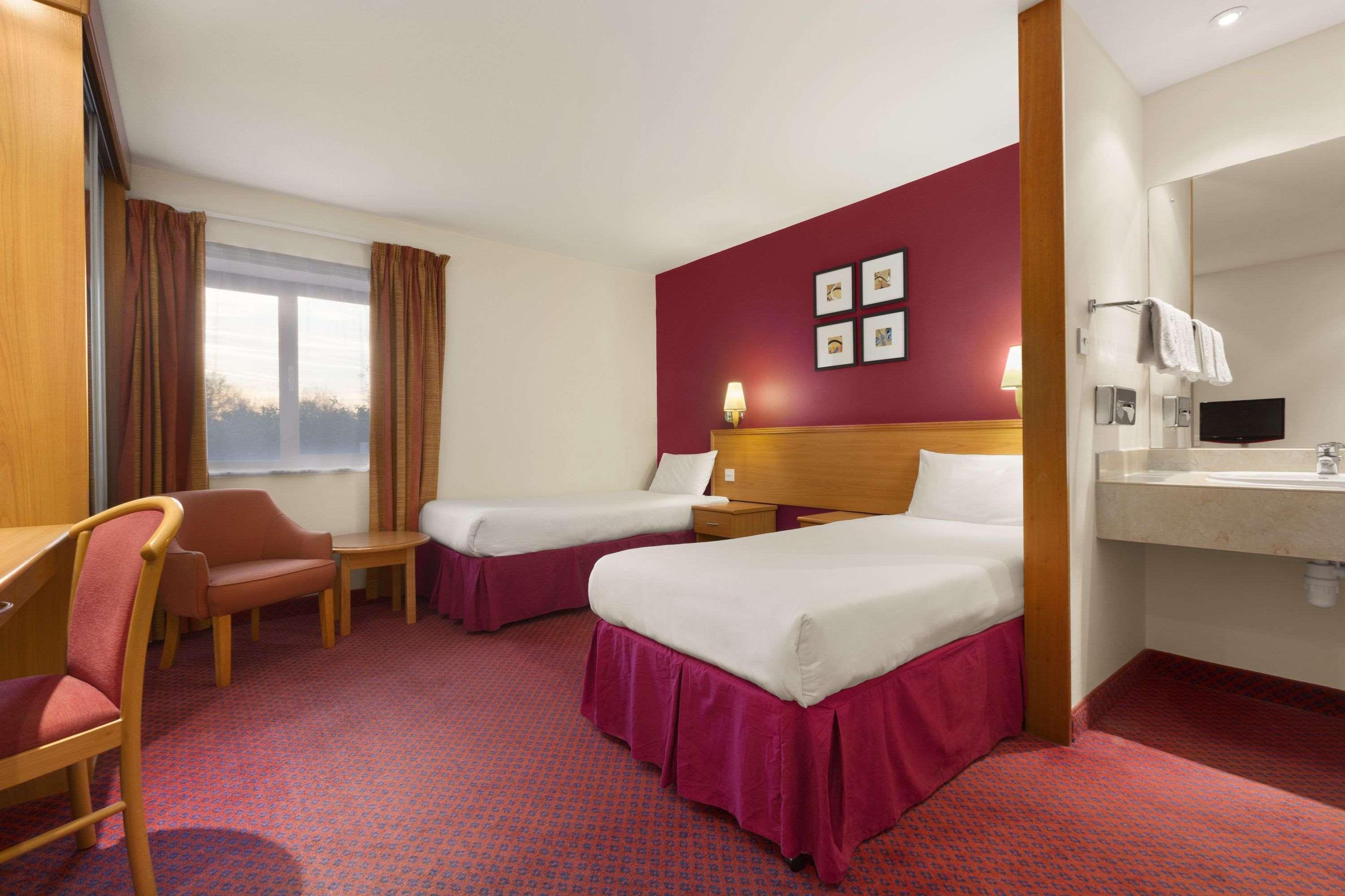 Days Inn Stevenage North Baldock Dış mekan fotoğraf